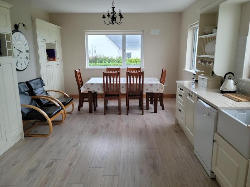 Coastal View Cottage Mullagh  エクステリア 写真